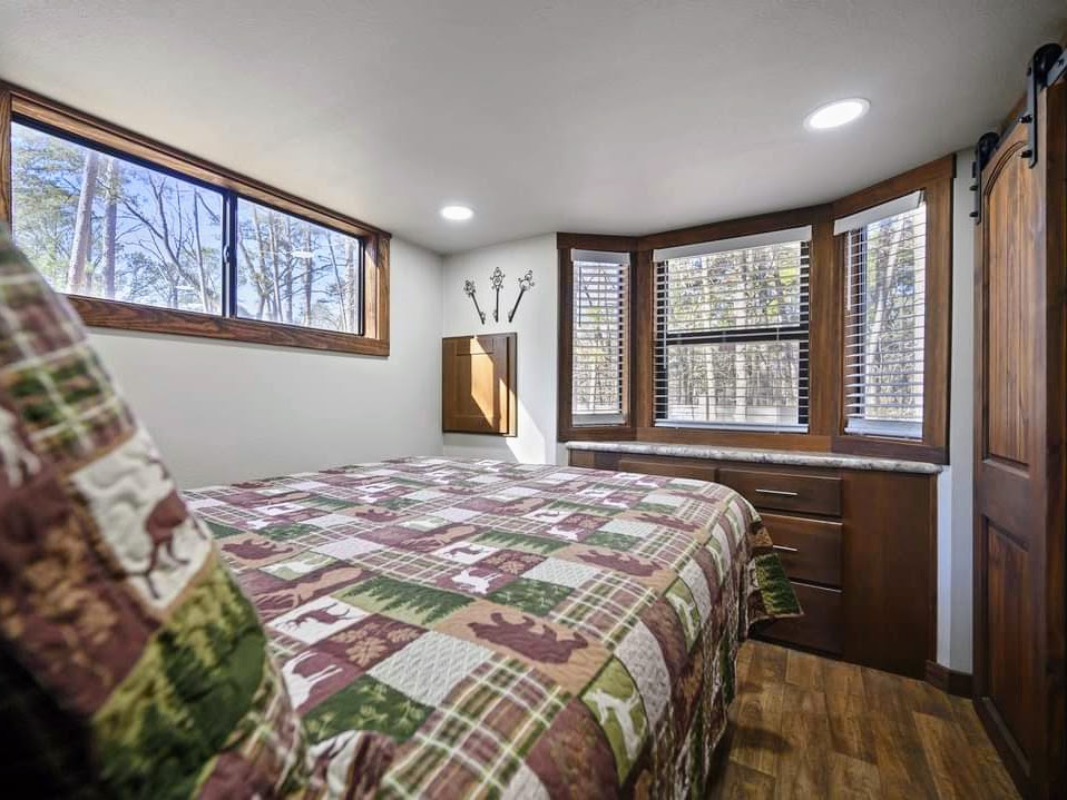 Queen bed, main floor