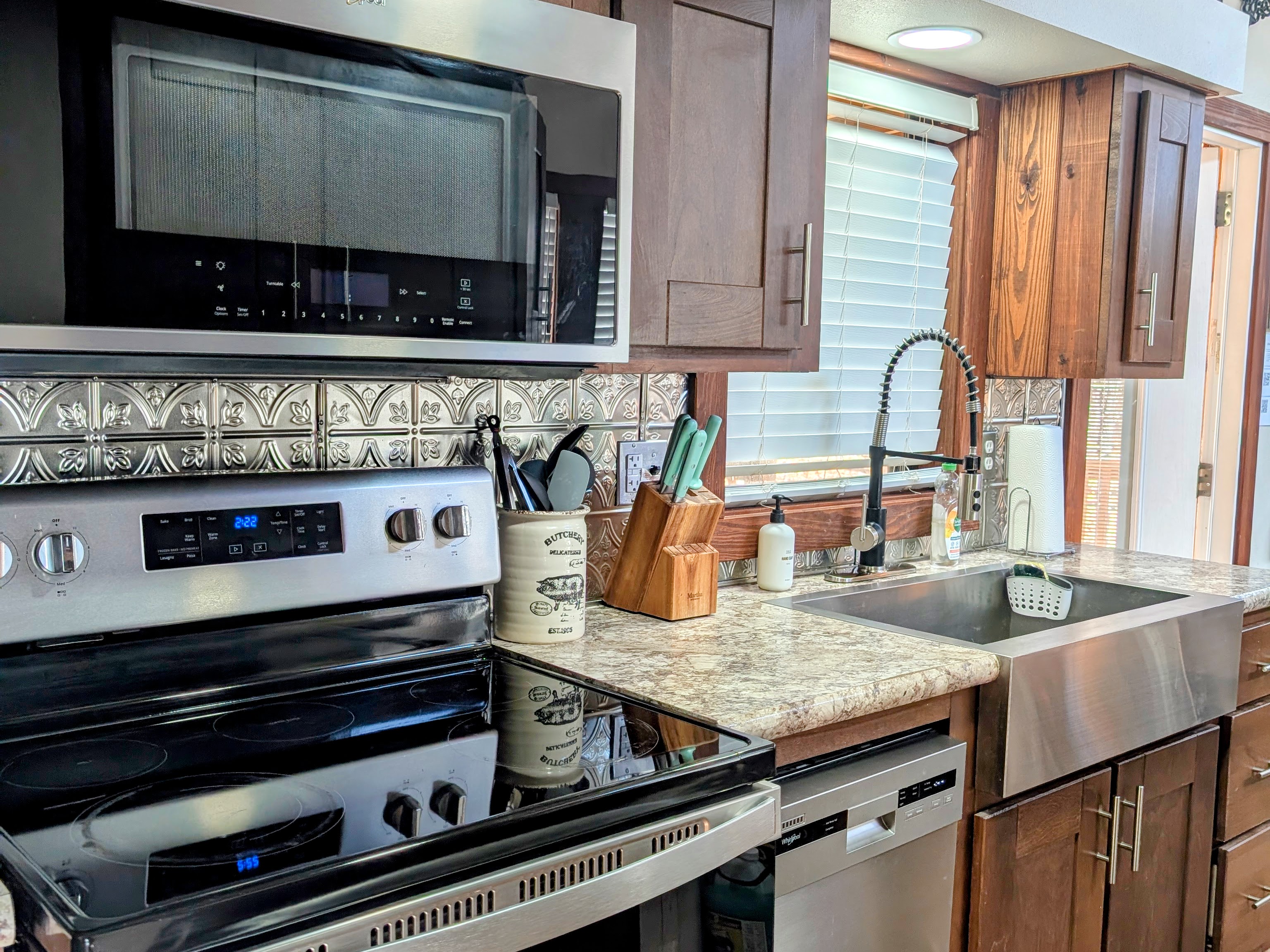 Full kitchen: fridge, oven, cookware